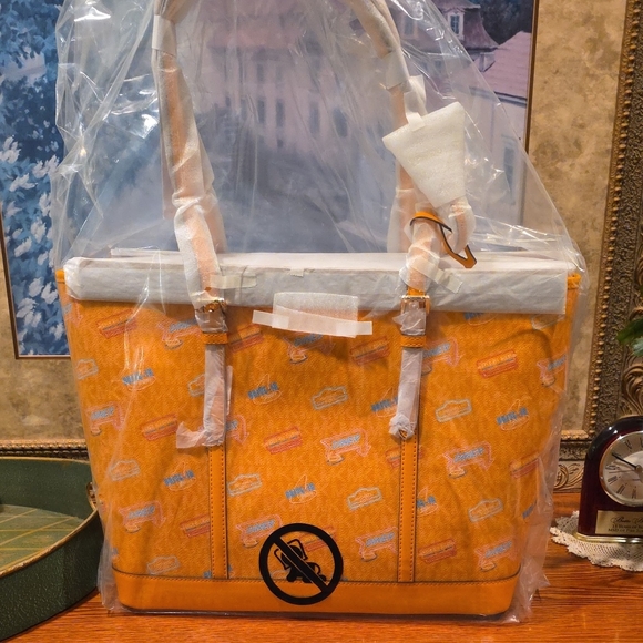Michael Kors Large Printed Signature Logo Tote Bag - Stunning Rare Orange - NWT - Picture 1 of 12
